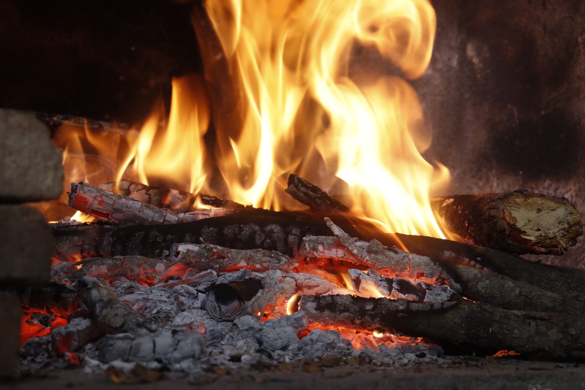Les braises du premier feu dans la cheminée