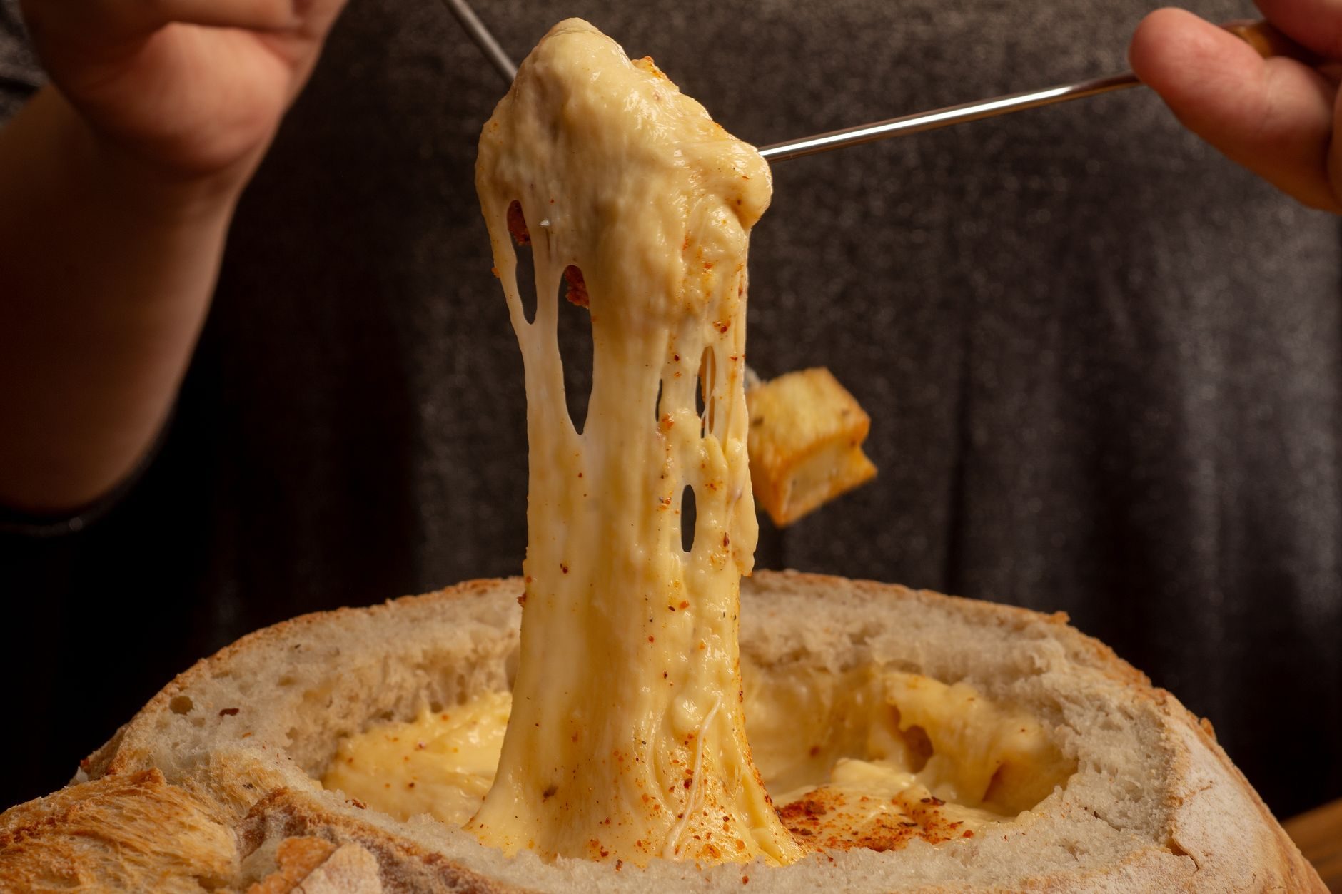 Fondue au fromage partagée à table