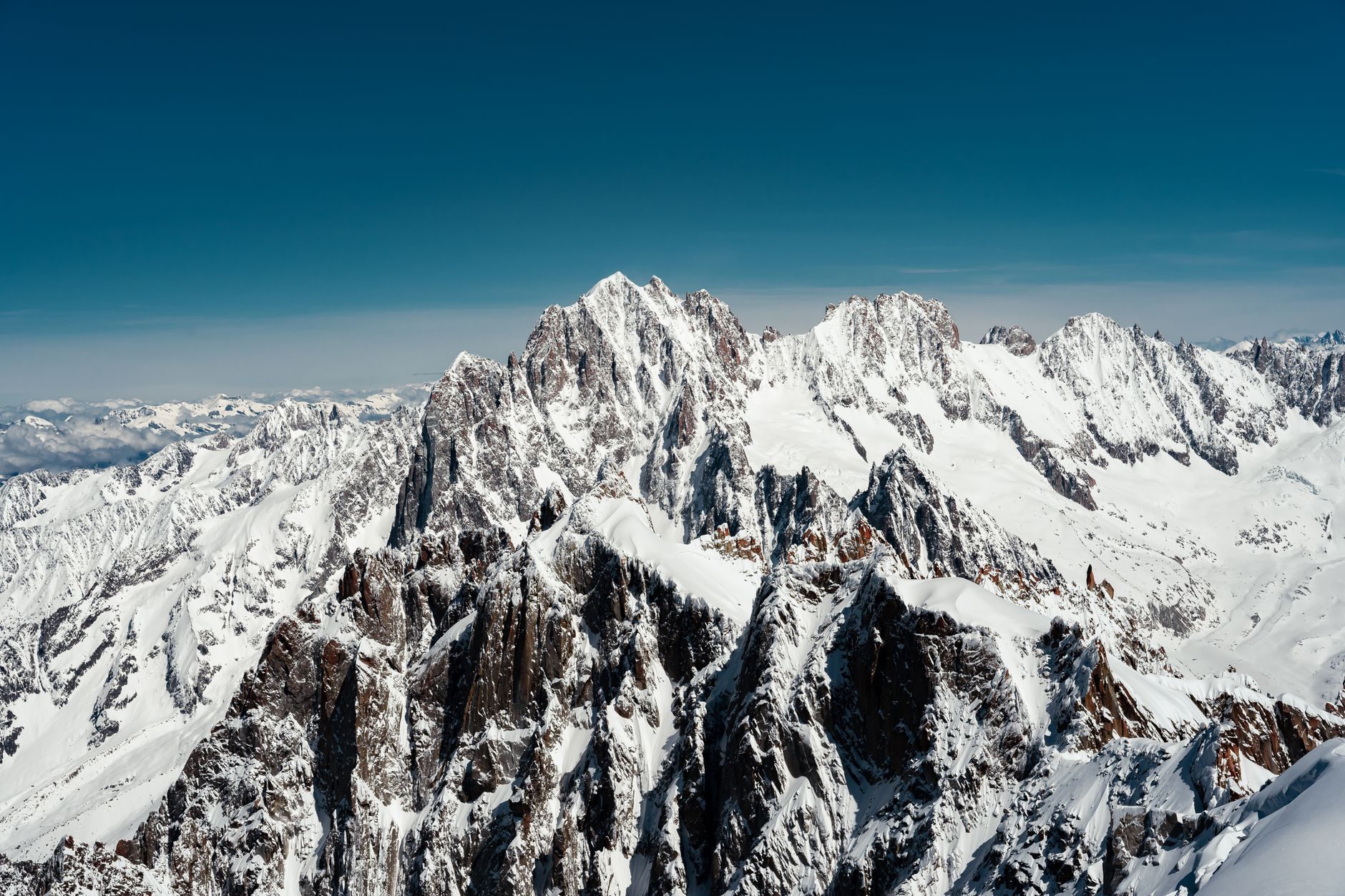 Les aiguilles enneigées sous le grand soleil d'hiver