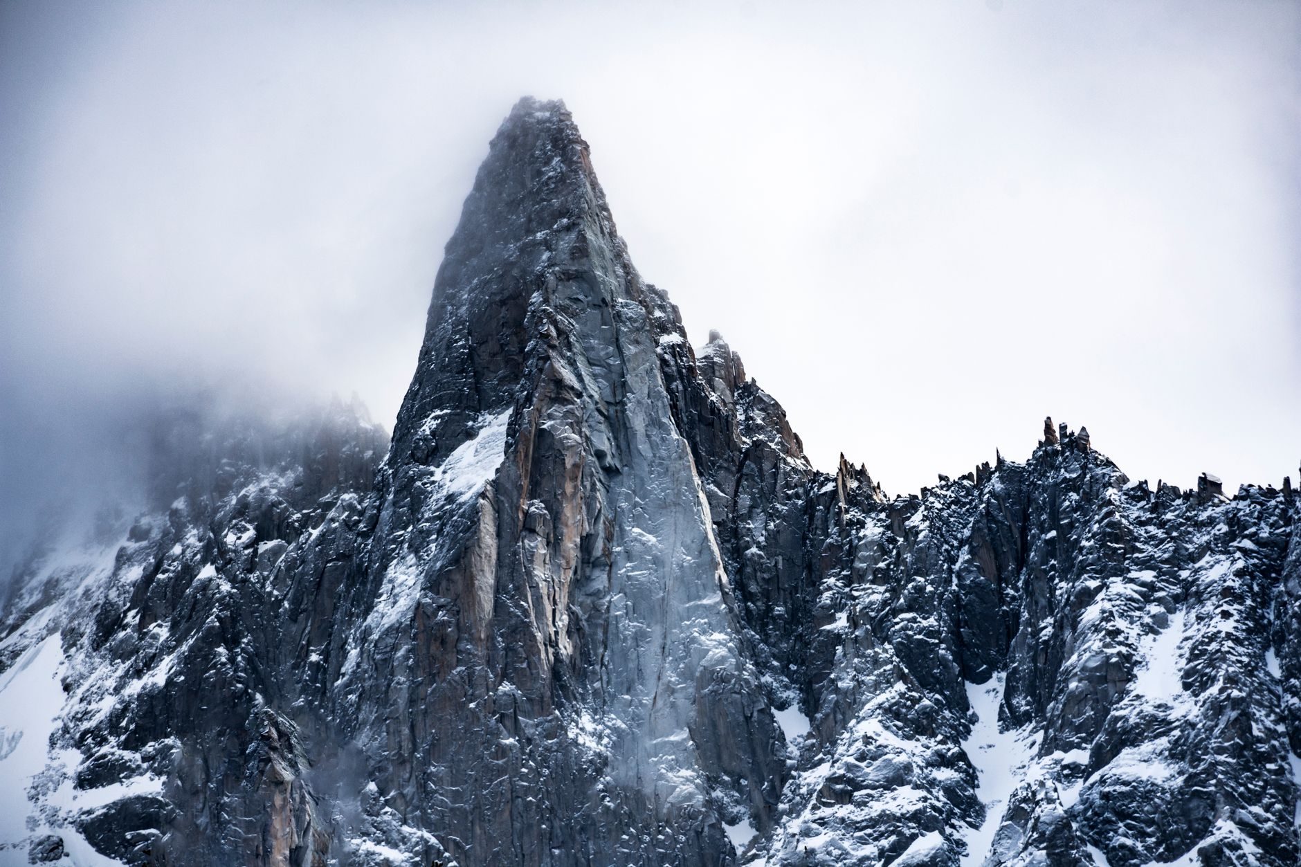 La flèche du Dru dans les nuages