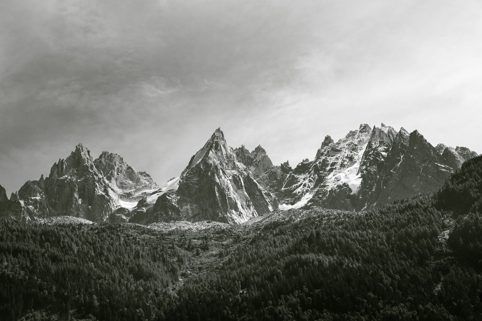 Les Aiguilles de Chamonix sous un ciel de neige